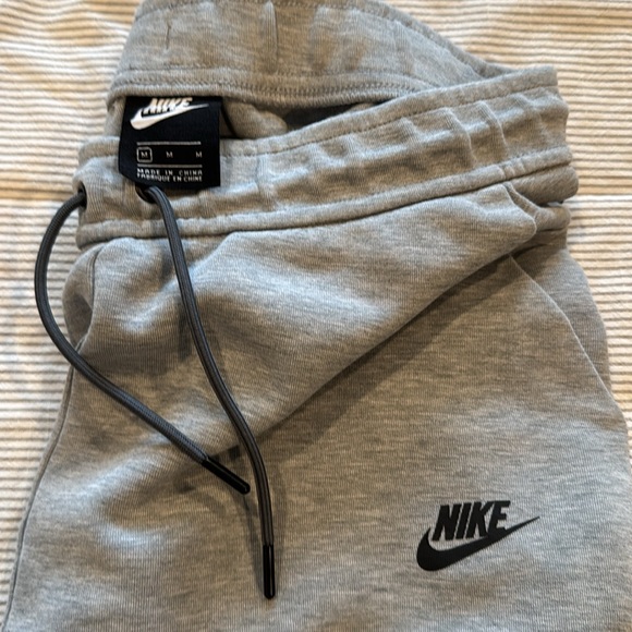 NIKE Tech Fleece Joggers Size Medium - Picture 3 of 3